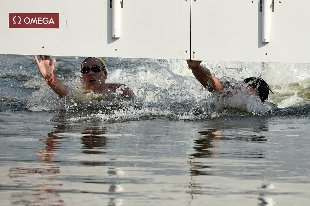 TOKYO, JAPON - 11 AOÛT : (de gauche à droite) Nicholas Sloman, d'Australie, et Gregorio Paltrinieri, d'Italie, terminent lors de l'épreuve Ready Steady Tokyo - Men's Marathon Swimming, épreuve test des Jeux Olympiques de Tokyo 2020 au parc marin d'Odaiba, le 11 août 2019 à Tokyo, Japon.  (Photo de Matt Roberts/Getty Images)