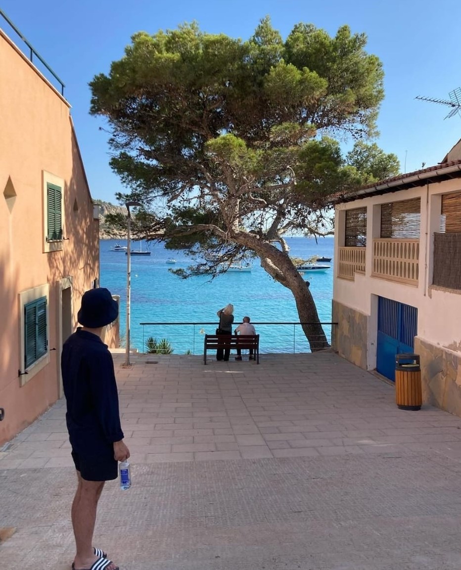 L'avocat britannique a été photographié en train de profiter de la vie sur l'île alors qu'il publiait pour la première fois cette photo sur Instagram