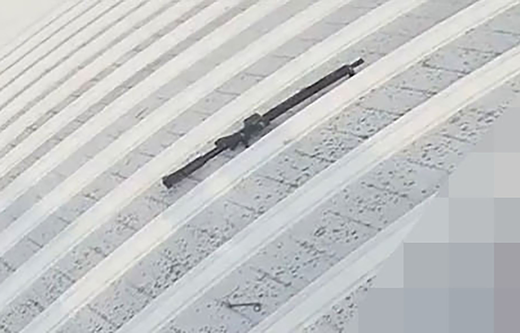 Le fusil utilisé lors de la fusillade se trouvait à côté de son corps sur le toit