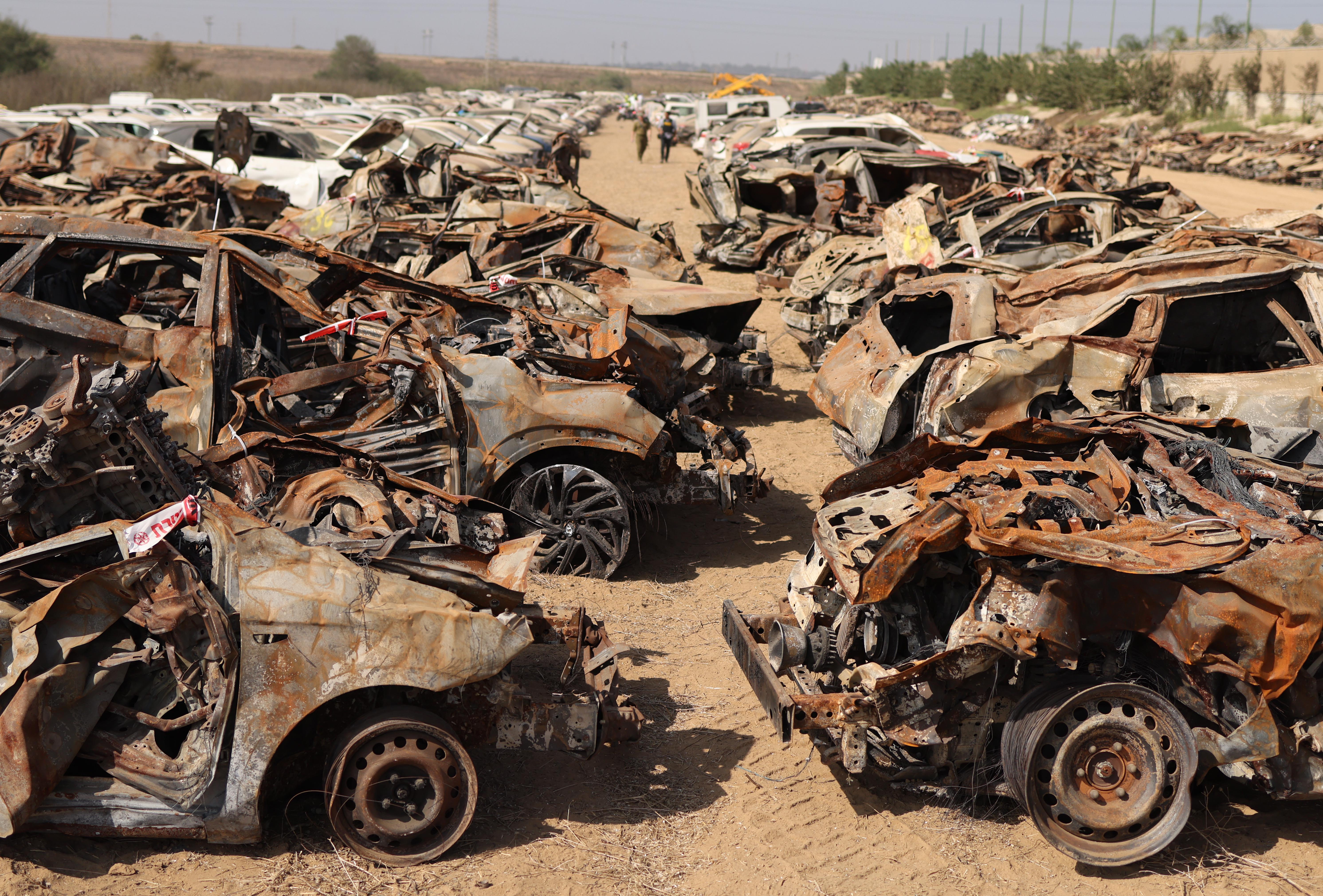 Les véhicules abandonnés et incendiés sur le site de l'attaque du 7 octobre contre le festival de musique du désert de Supernova
