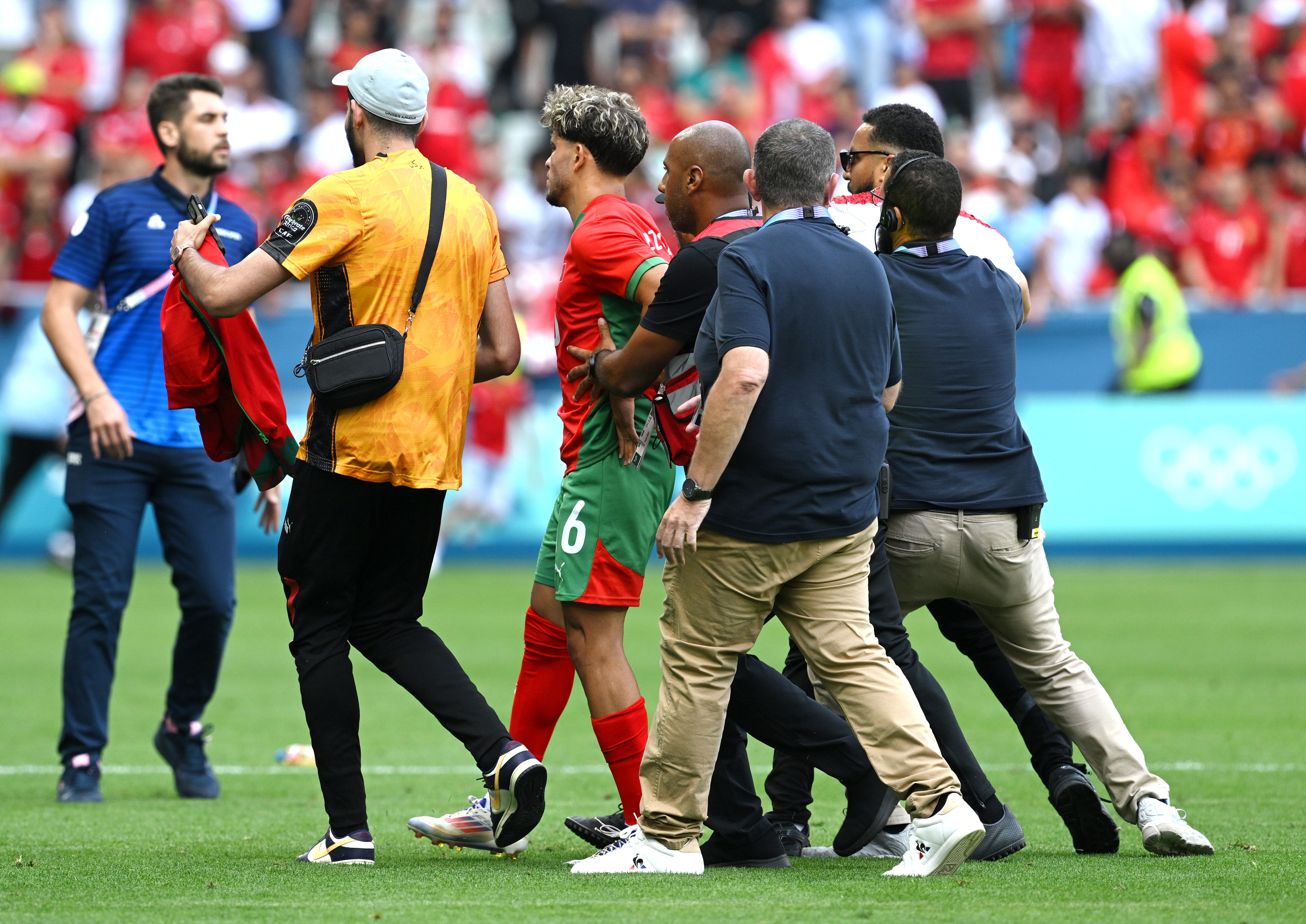 Les stars marocaines ont également été escortées en lieu sûr, pensant que le match était TERMINÉ