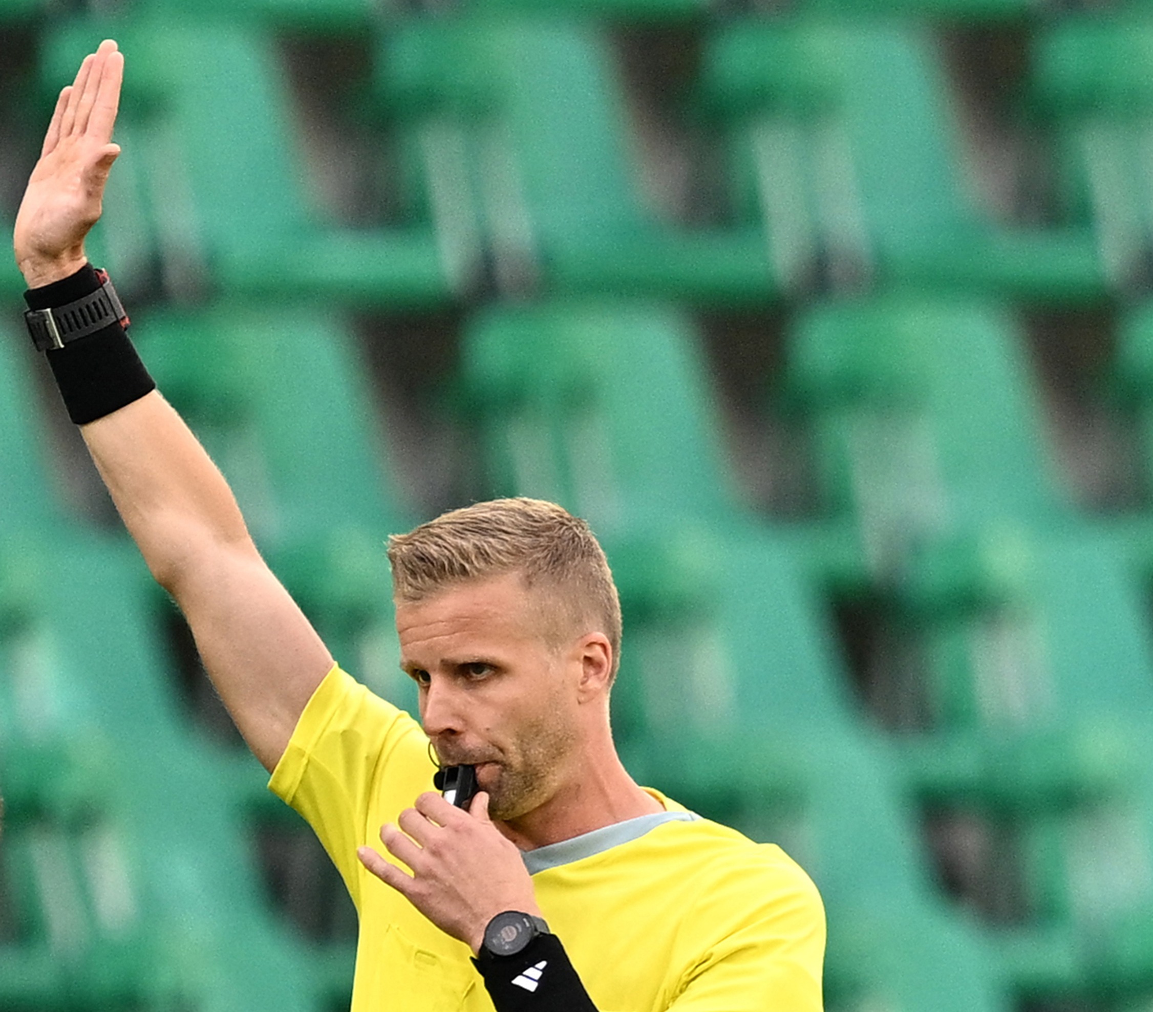 L'arbitre suédois Glenn Nyberg a eu du pain sur la planche toute la soirée