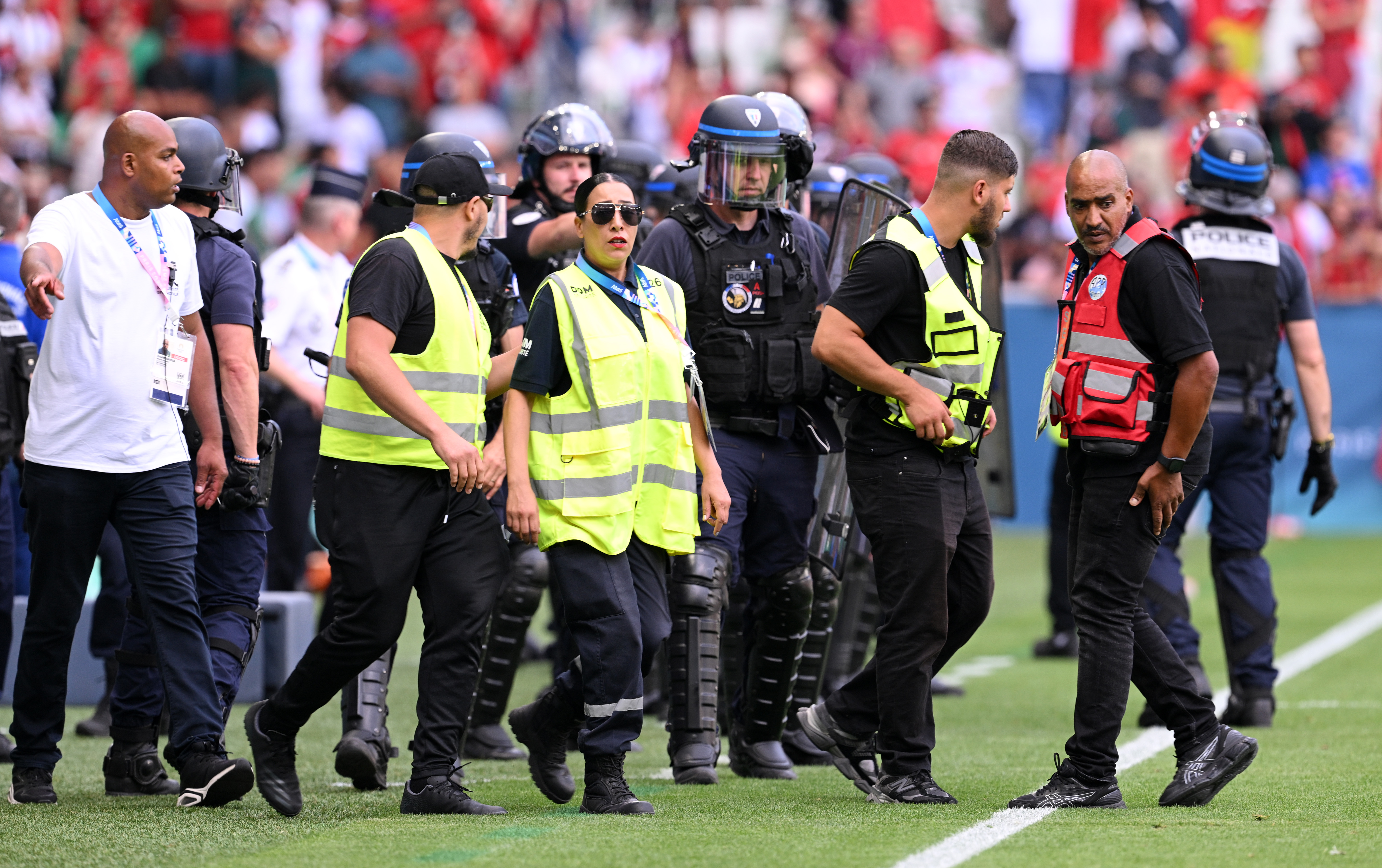 La police armée était sur place pour prendre le relais une fois que les supporters ont envahi le terrain.