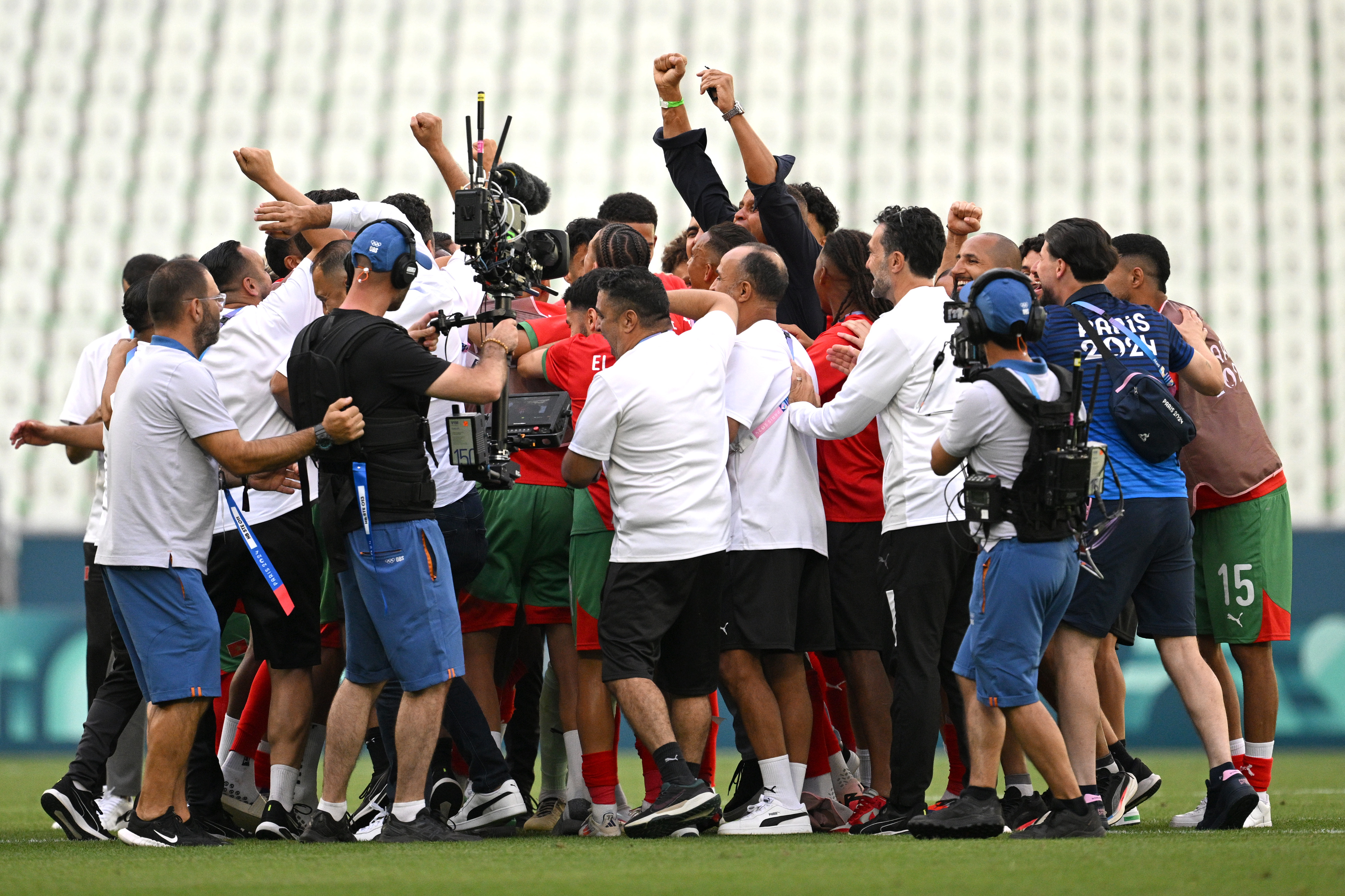 Le Maroc célèbre la victoire 2-1 de son équipe pour mettre enfin fin à une épreuve de quatre heures