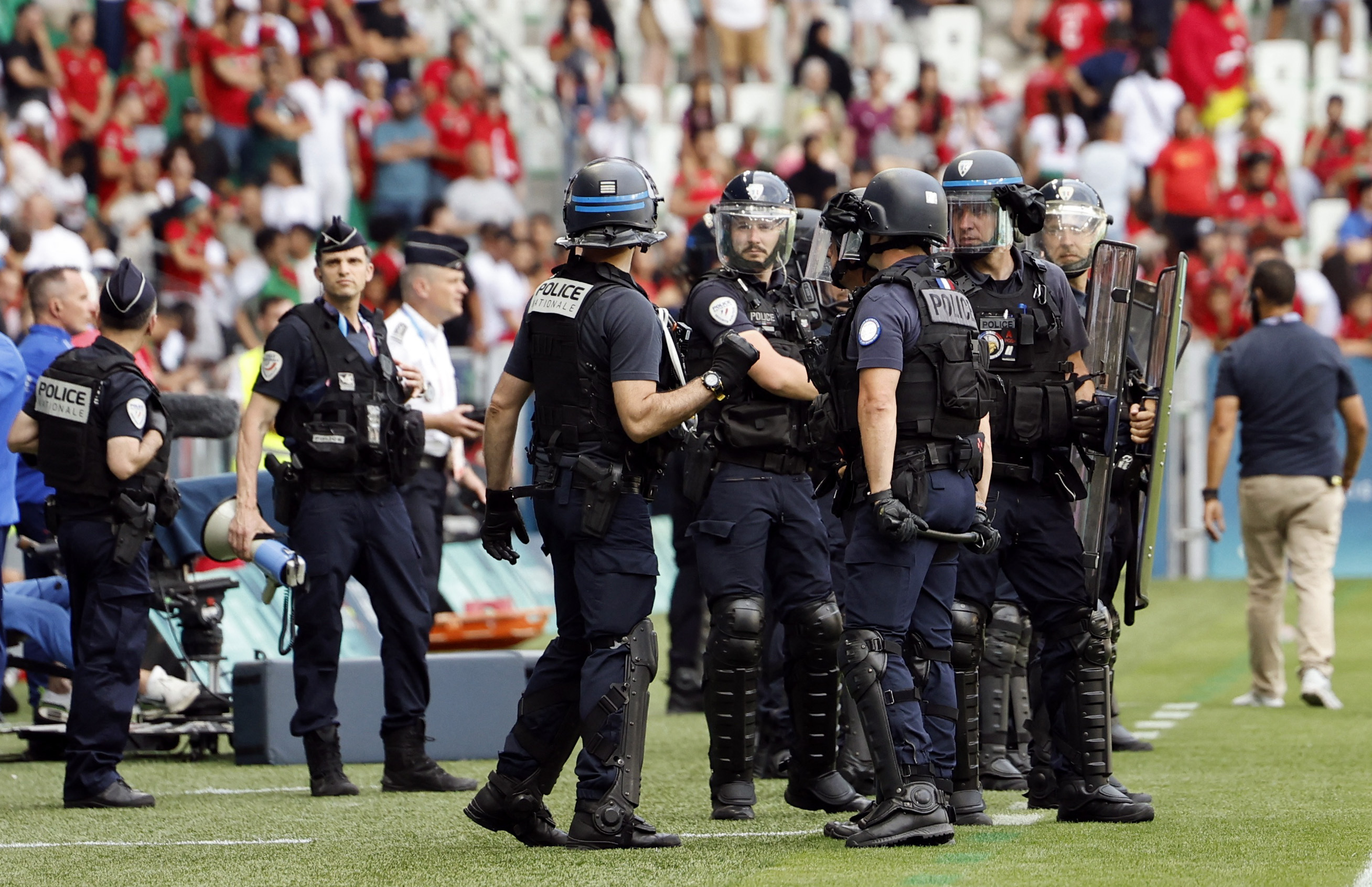 La police était prête à intervenir alors que les troubles s'enflammaient