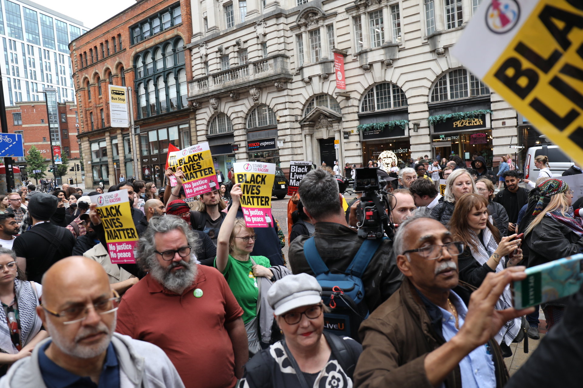Des manifestants ont organisé une manifestation devant le bureau du maire du Grand Manchester, Andy Burnam, à Manchester ce soir