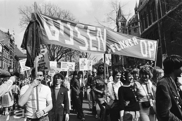 Manifestation contre Mgr Gijssen à Roermond (photo : Hans van Dijk / Anefo, collection des Archives nationales)