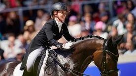 Jessica von Bredow-Werndl d'Allemagne à cheval "Dalera" est heureux de sa victoire au tournoi d'équitation CHIO à Aix-la-Chapelle.
