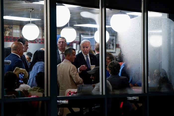 Le président Joe Biden dans un Waffle House à Marietta, en Géorgie, après son débat avec Trump