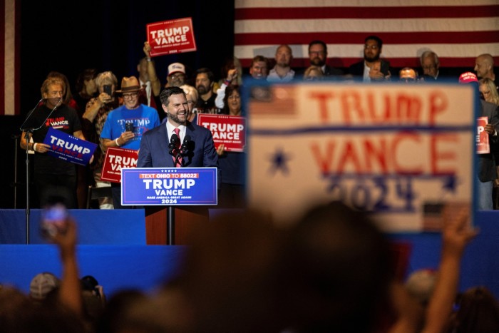 Le colistier de Trump, JD Vance, s'exprime lors d'un rassemblement à Middletown, Ohio