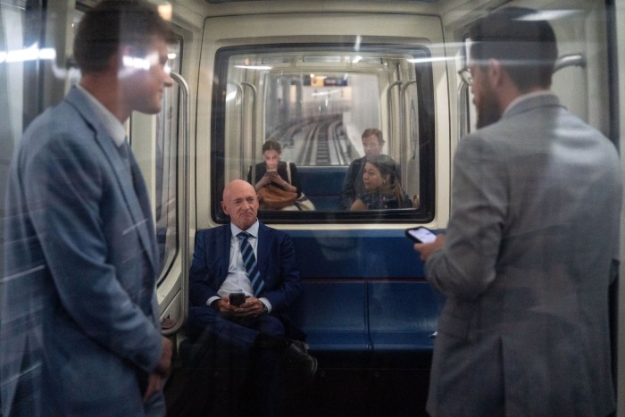 Le sénateur Mark Kelly prend le métro à Washington