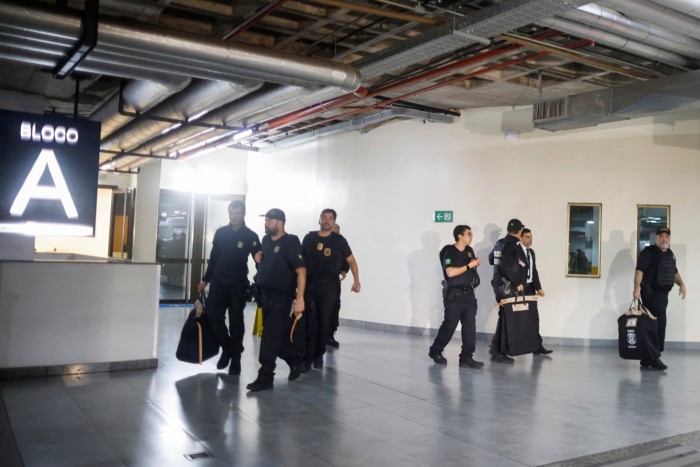 Des policiers fédéraux quittent le siège du Parti libéral lors d'une opération visant certains des principaux collaborateurs de l'ancien président Jair Bolsonaro à Brasilia, au Brésil, le 8 février 2024