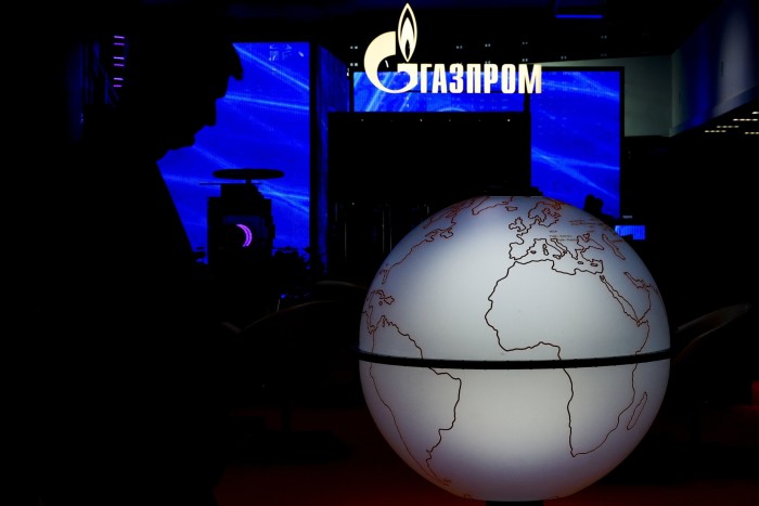 Montage du logo de Gazprom et d'un globe