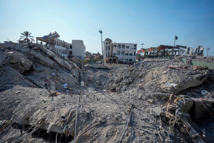 Des Palestiniens inspectent les décombres d'une école détruite par une frappe aérienne israélienne à Deir al-Balah, dans le centre de Gaza 