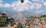 Pigeon sur Petare à Caracas.  La prospérité du « nouveau Venezuela » ignore ce bidonville de trois cent mille habitants.   