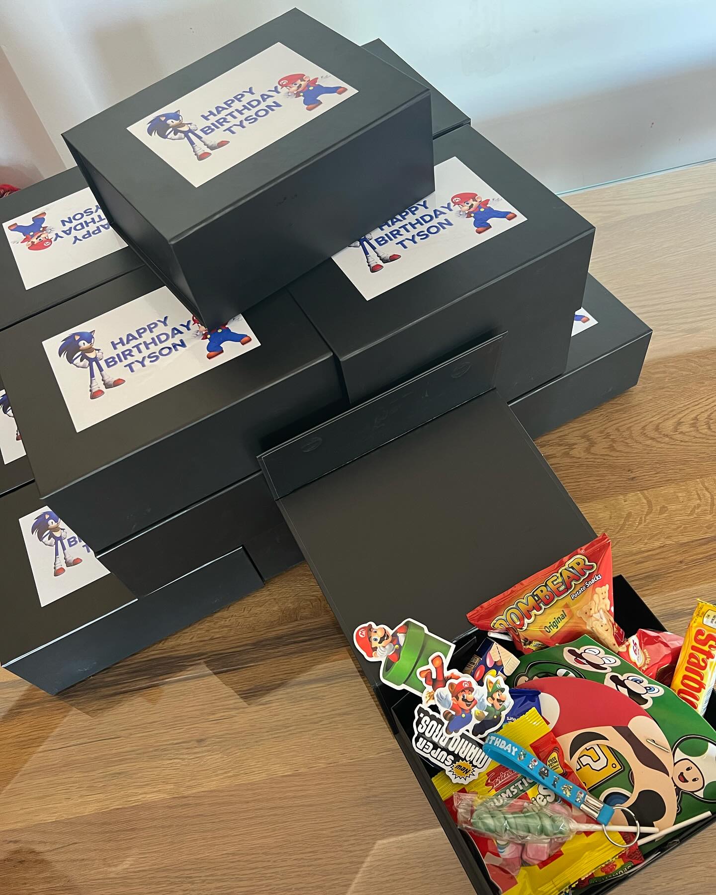 Les jeunes ont dégusté des boîtes de bonbons personnalisées de Zoom Box UK, dont les prix varient de 20 £ la boîte