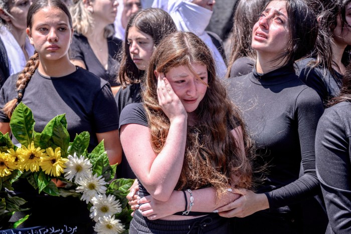 Les personnes en deuil ont fondu en larmes lors des funérailles. Le Hezbollah a désormais nié toute responsabilité dans l'attaque. 
