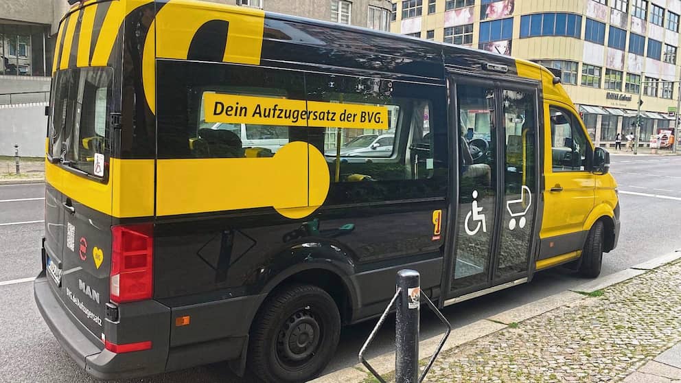 Un bus BVG noir et jaune