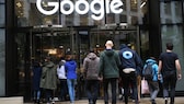 Plusieurs personnes entrent dans le siège de Google avec le lettrage au-dessus de leur tête.  Google en sait beaucoup sur ses utilisateurs car il vend les données à des fins publicitaires.