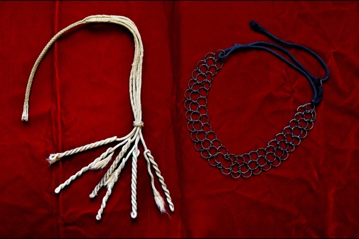 Une chaîne en métal à pointes appelée « cilice » et un fouet en corde appelé « discipline »