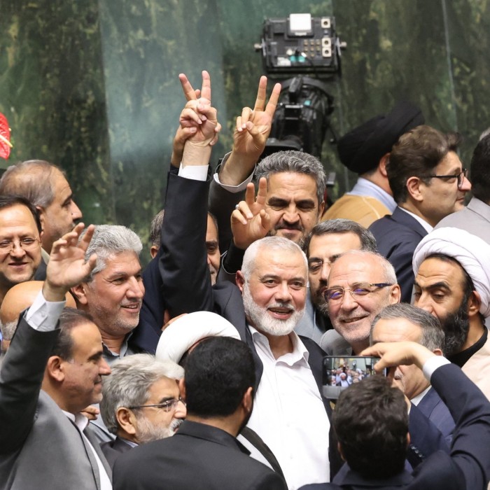 Ismail Haniyeh fait le signe de la victoire à Téhéran