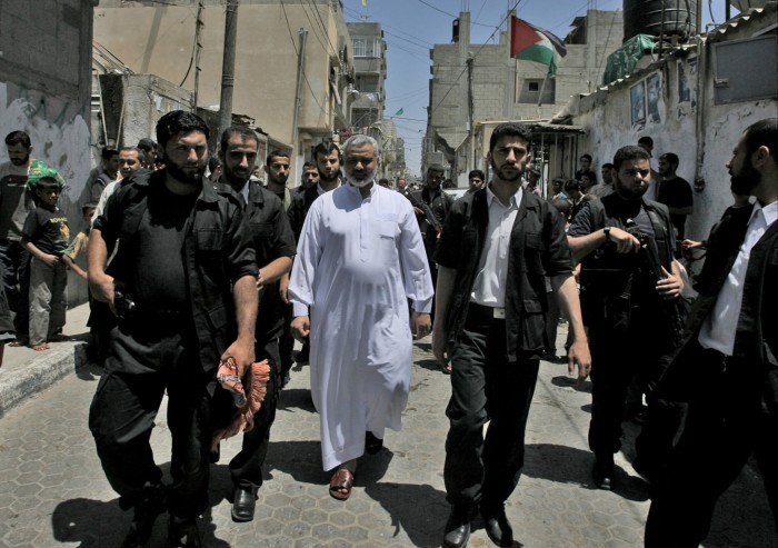 Ismail Haniyeh entouré de militaires marchant dans Gaza