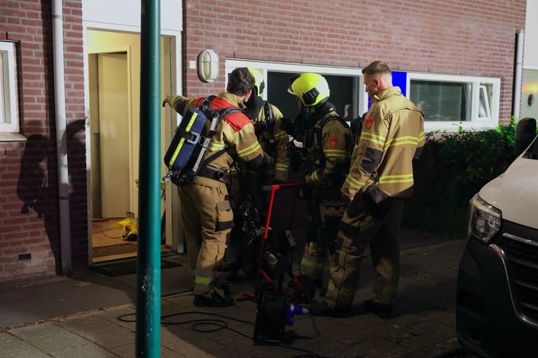 Les pompiers de la maison de la Grote Doelenlaan à Sint-Oedenrode (photo : Sander van Gils/SQ Vision).