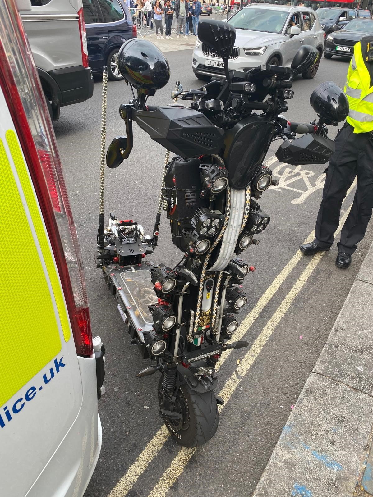 Un scooter électrique personnalisé d'une valeur estimée à 15 000 £ a également été saisi par la police