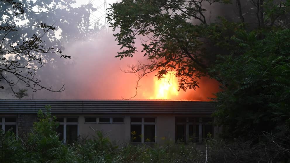 De grandes flammes rouges s'élèvent du bâtiment inhabité