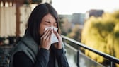 Image symbolique : Une femme se mouche à cause d’une allergie aux graminées