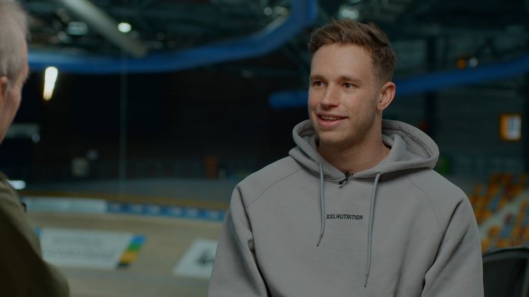 Harrie Lavreysen, avec la piste cyclable d'Apeldoorn en arrière-plan