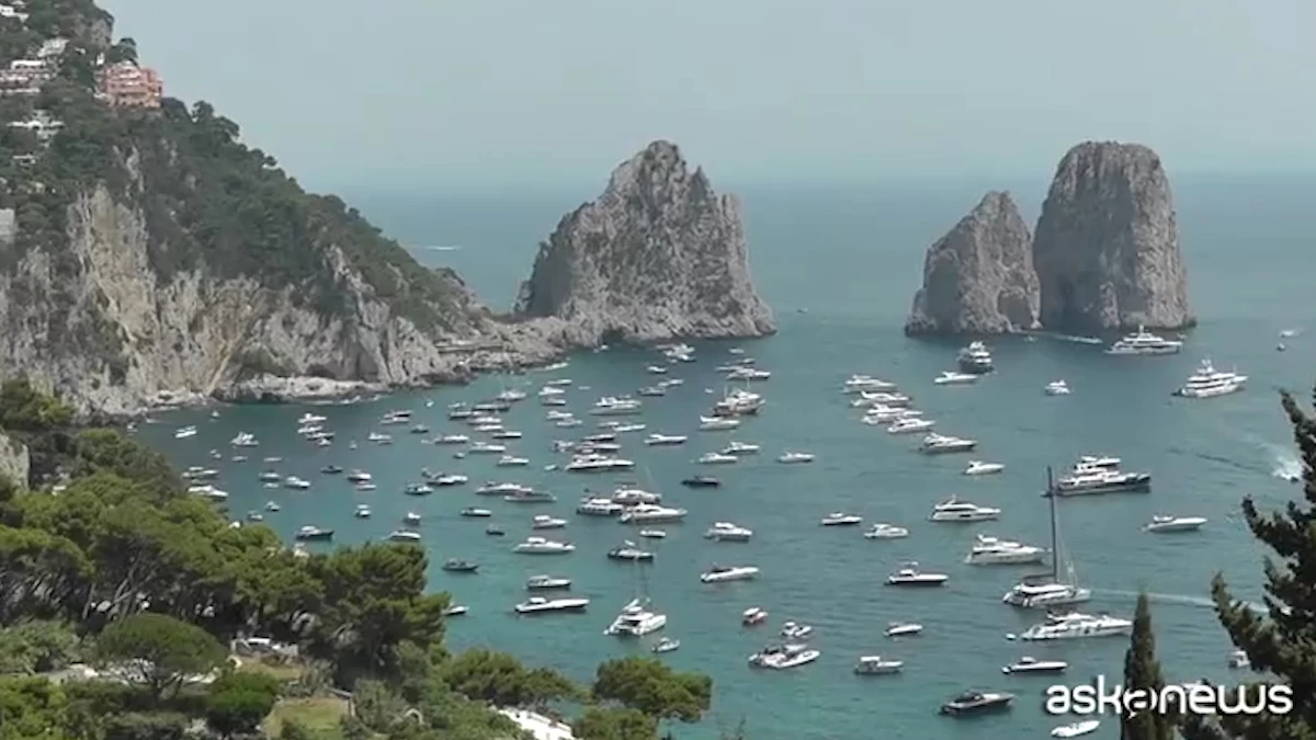 Capri, les Faraglioni deviennent un parking géant pour yachts de luxe