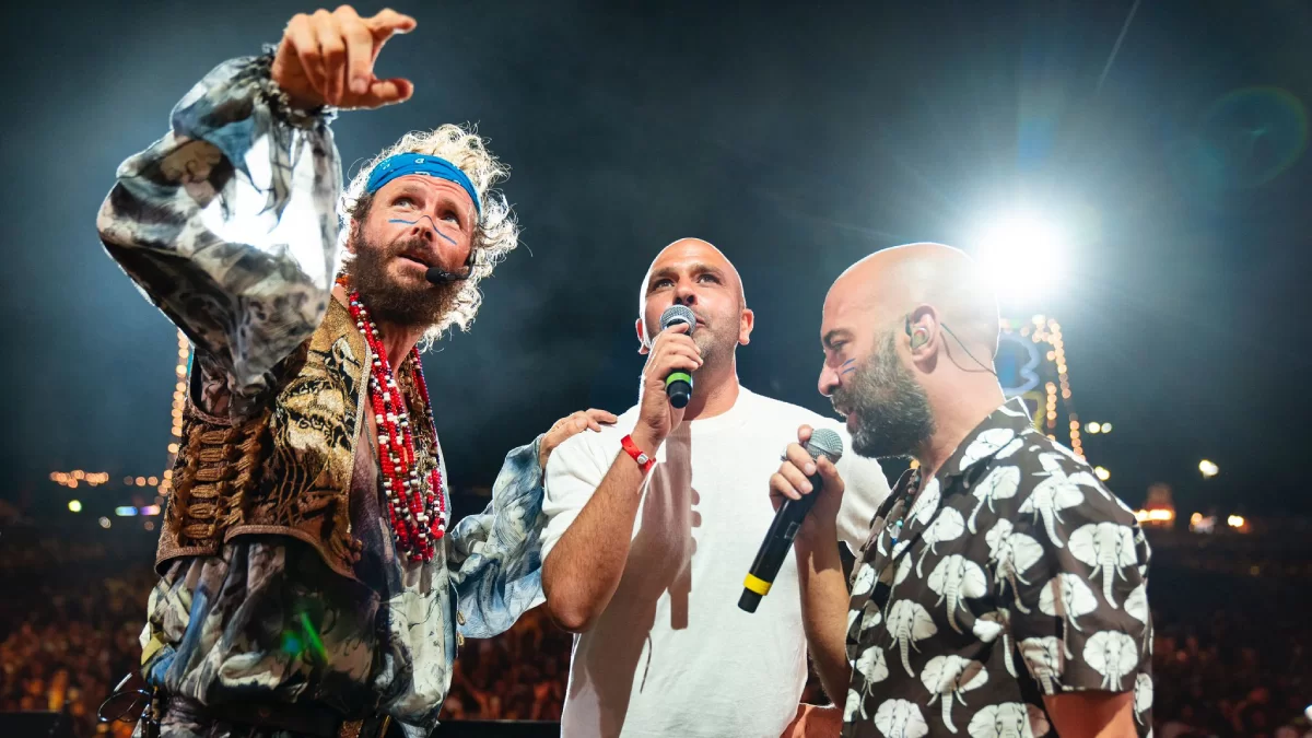 Checco Zalone et Giuliano Sangiorgi : le slogan « Angela » est chanté par toute la Jova Beach Party