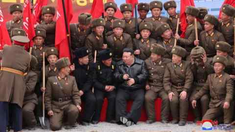 Le leader nord-coréen Kim Jong-un assiste à une cérémonie