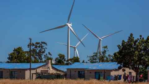 Des éoliennes au-delà des bâtiments résidentiels dans un parc éolien