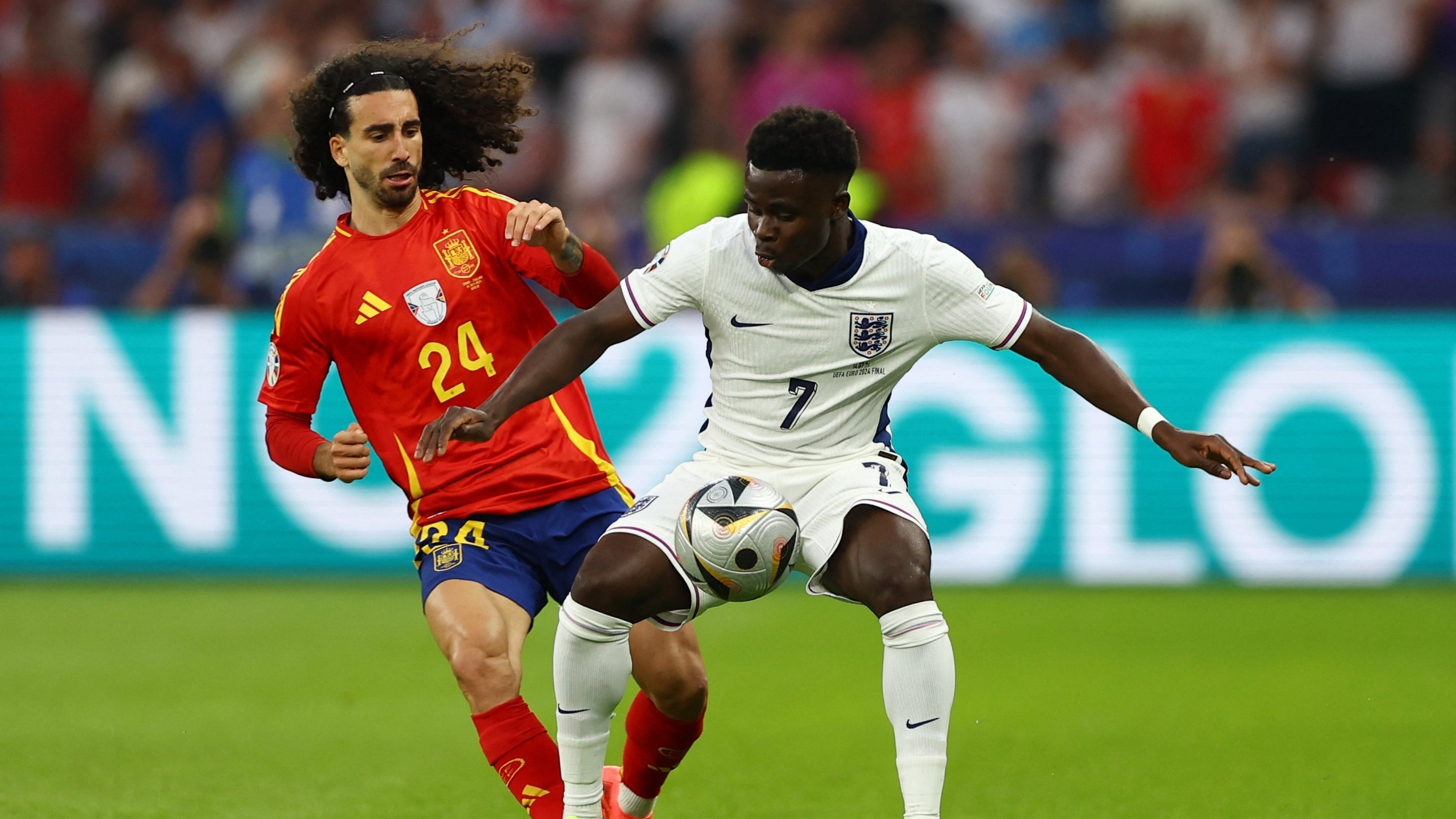 Duel entre l'Espagnol Marc Cucurella et l'Anglais Bukayo Saka