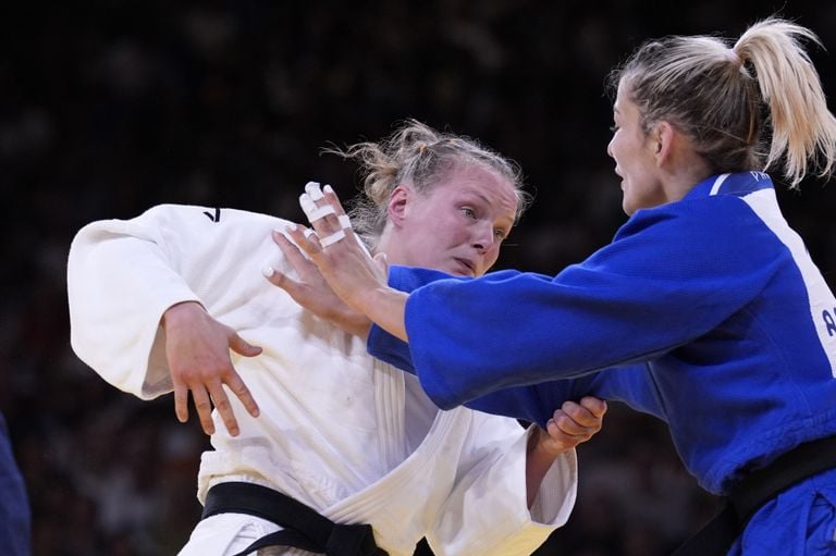 Sanne van Dijke en duel avec Aleksandra Samardzic (photo : ANP 2024/Eugene Hoshiko AP).