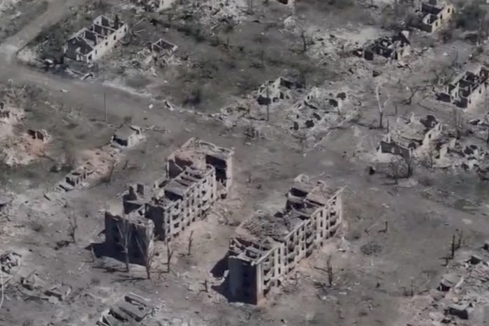 Une vue prise par un drone montre des bâtiments détruits à Chasiv Yar