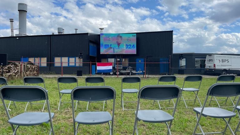 Des centaines de chaises sont alignées en rangées (photo : Imke van de Laar).