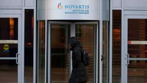 Un piéton passe devant les instituts de recherche biomédicale de Novartis
