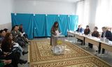 Une femme a voté dimanche aux élections législatives du Kazakhstan dans un bureau de vote à Almaty. 