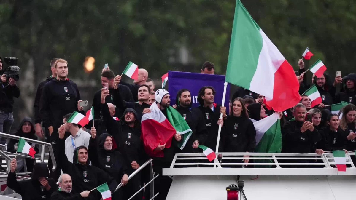 L'Italie défile à Paris 2024 sous la pluie : Tamberi et Errigo se déchaînent avec le Tricolore