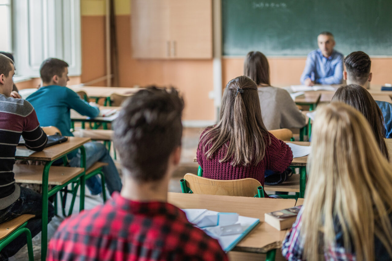 Les nouvelles lignes directrices pour l’éducation civique, en vigueur à partir de 2024, introduisent des thèmes tels que la valorisation de la patrie et la prévention des addictions, mais négligent l’éducation émotionnelle et sexuelle, la reléguant à des projets extrascolaires.