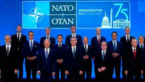Les chefs d'État posent pour une photo de groupe lors de la célébration du 75e anniversaire de l'OTAN