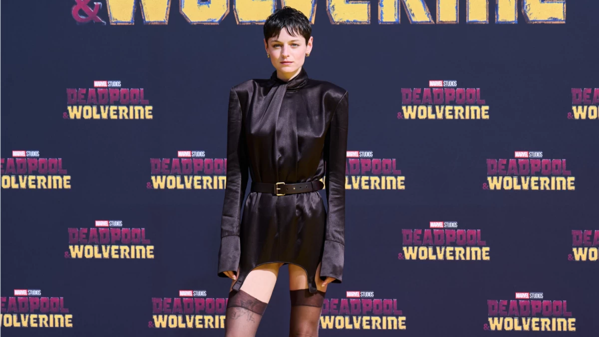 Emma Corrin, dark glamour à Berlin : robe noire et bas Saint Laurent