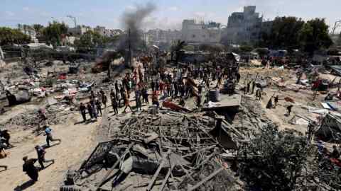 Les conséquences d'une frappe aérienne israélienne qui a tué 90 Palestiniens à Al-Mawasi, une « zone de sécurité » désignée à Gaza, le 13 juillet