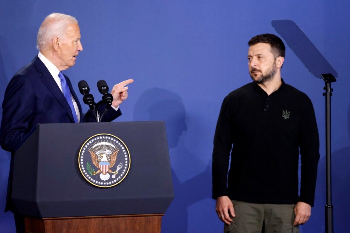 Le président Joe Biden s'exprime aux côtés du président ukrainien Volodymyr Zelensky