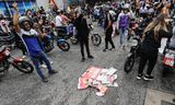 Les Vénézuéliens circulent dans les rues à moto lors d'une manifestation contre les résultats de l'élection présidentielle.