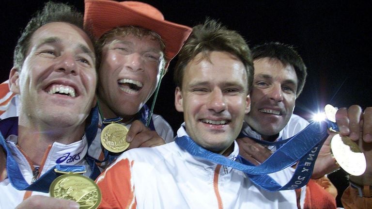 Ronald Jansen (avec chapeau) célébrant l'or olympique en 2000. (Photo : ANP, Koen Suyk)