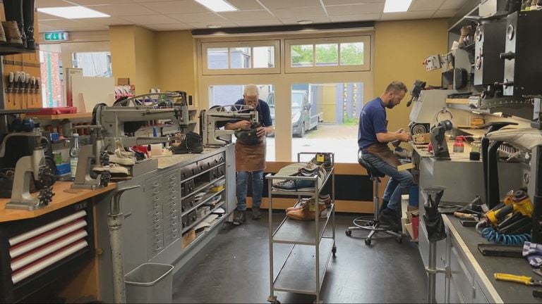 Occupé chez le cordonnier (photo : Jos Verkuijlen).